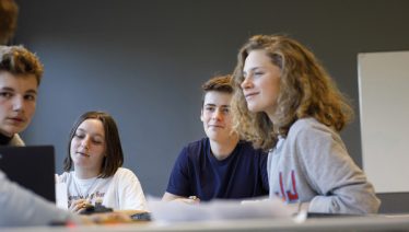 Elèves lookés en classe en mode décontracté