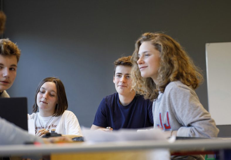 Elèves lookés en classe en mode décontracté